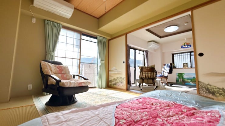 和室はリビングとフラットで広々と開放感があります。