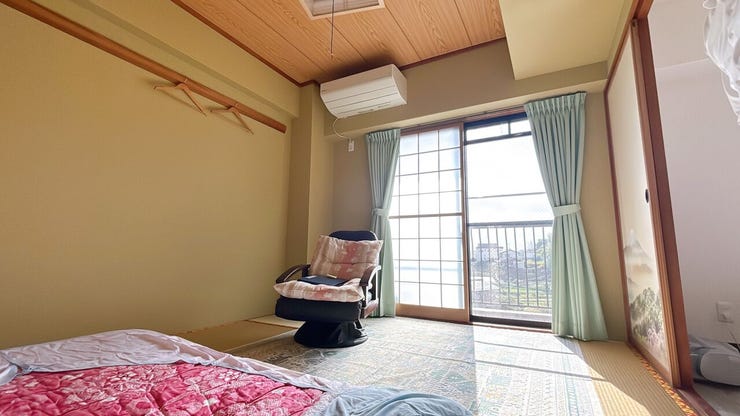 足をのばしてくつろげる明るい和室です。