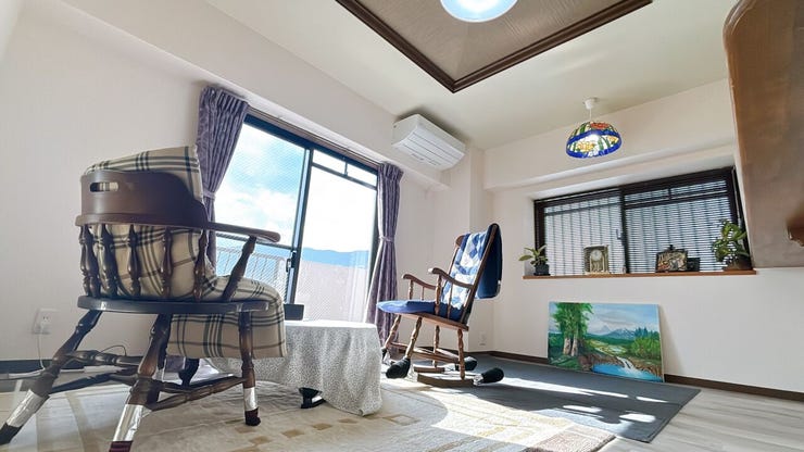 開口部に広い窓があり、採光・通風ともに多く取り込めます。