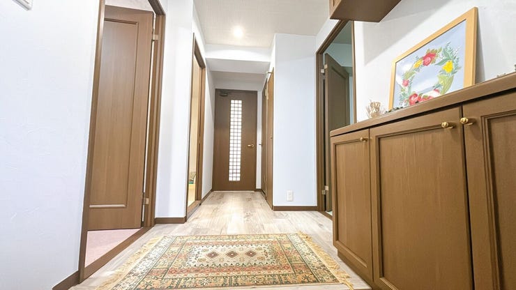 光が差す明るい玄関です。