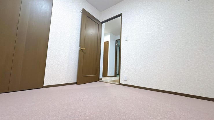 窓から風を感じられる快適なお部屋です。