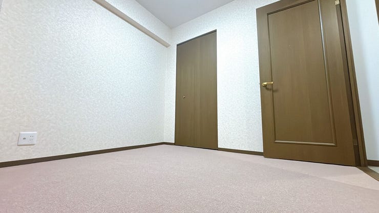 窓から日が差す明るいお部屋です。