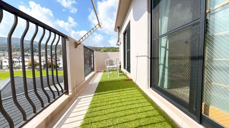 バルコニーは日当たり良好で、洗濯物もよく乾きます◎