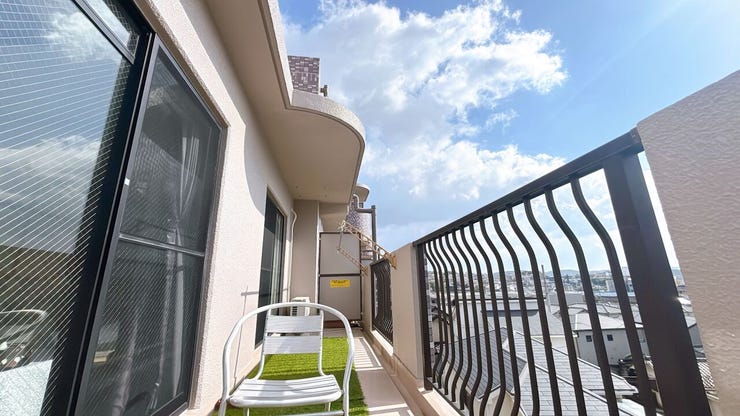 窓の間口が広く、洗濯物などの取り込みもスムーズです◎