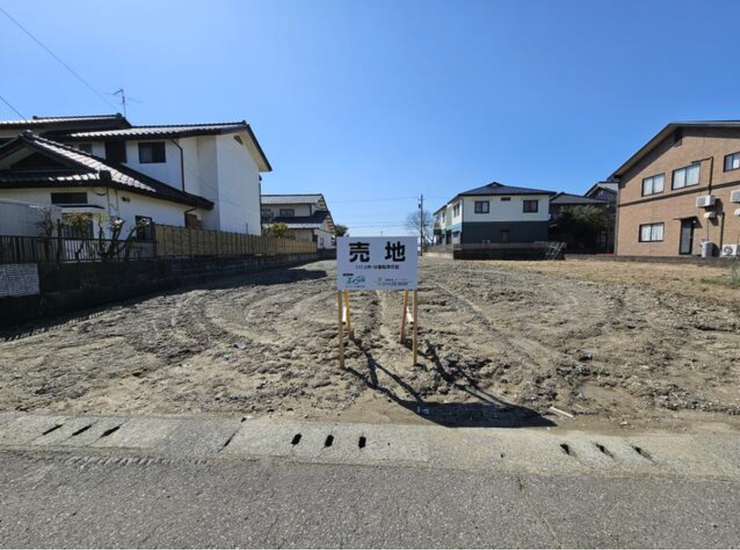 【外観】
土地面積約388.83㎡(約117.62坪)・北側間口約13.6m♪現況更地で現況渡しとなっており、建築条件はございません♪皆様よりのお問い合わせお待ちしております♪