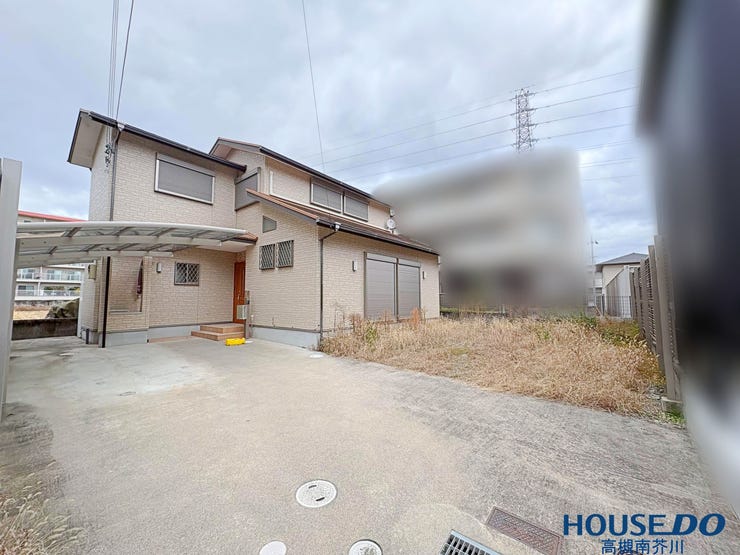 【外観】
90坪以上の土地に広々駐車スペースとお庭がございます。