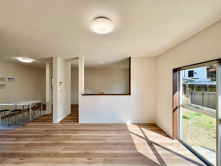 リビングには太陽の温かい光が入り、明るく心地良いリビングです。