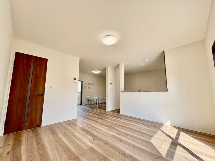 明るい色のフローリングのためお部屋も明るい印象になりますね。