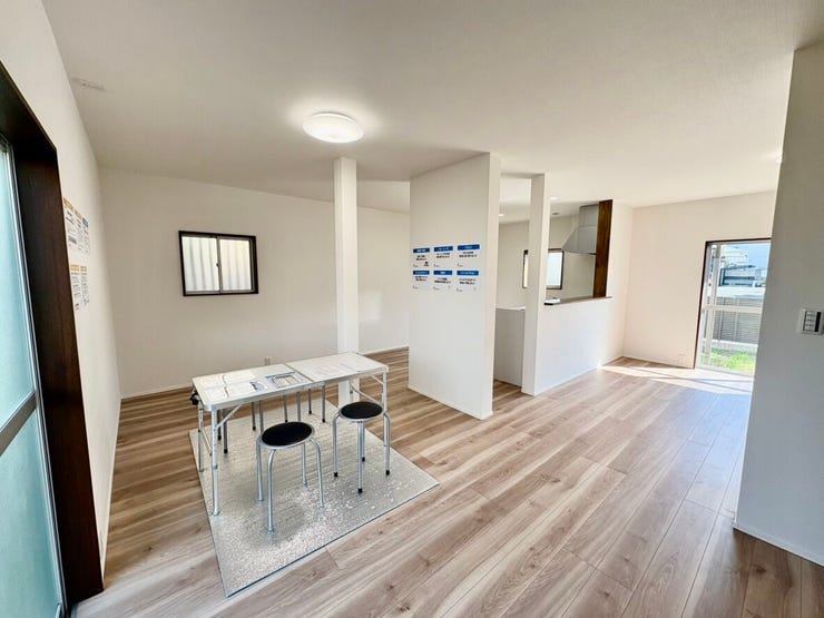 リビングの別角度写真です。十分なスペースがあり家族団らんを楽しんでいただけます。