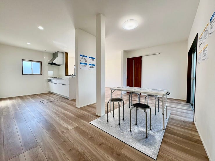 明るい色のフローリングと壁紙で清潔感がありますね。