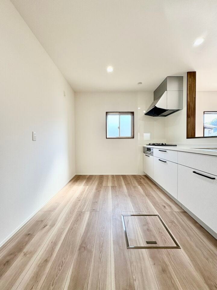 冷蔵庫や食器棚を置いても広々。使い勝手の良いキッチン空間です。