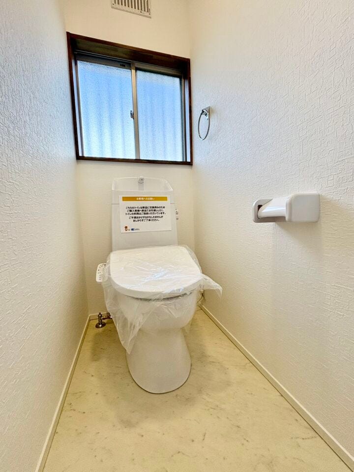 温水洗浄便座トイレへ交換済み。トイレは窓付きなので換気がしやすいですね。