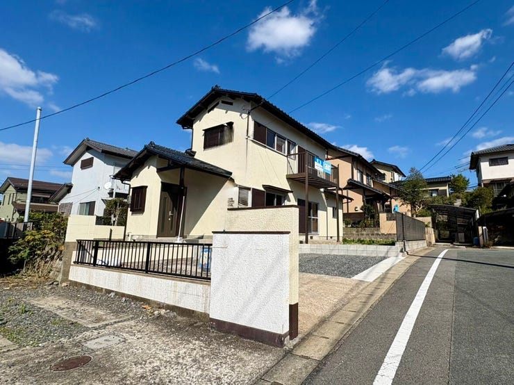 【外観】
リフォーム済み物件!駐車3台可能。