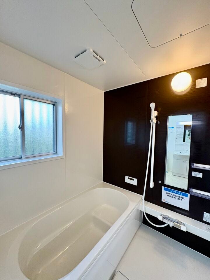 新品のユニットバスを設置。浴室には窓がついているので、熱気がこもりがちな浴室も換気ができるのでお掃除も楽々♪