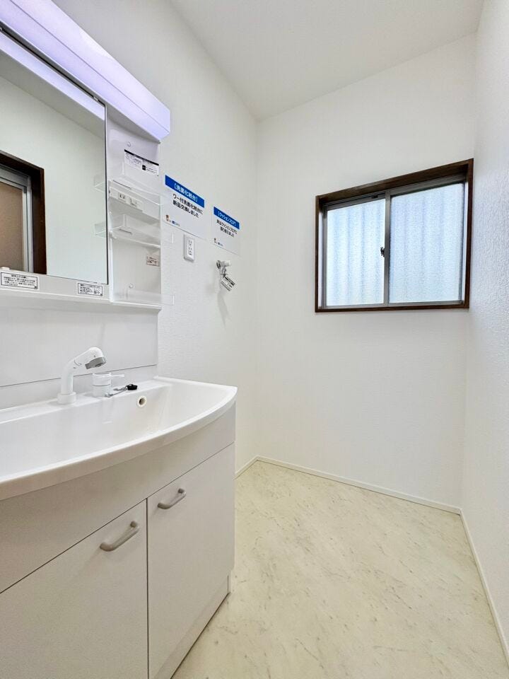 新品洗面化粧台へ交換済み。床はクッションフロア張替、壁はクロス張替済み。