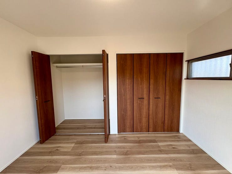 収納力の高いクローゼットなので大切なお洋服も綺麗に収納できます。お洒落を楽しむ方にも納得いただける広さですね。