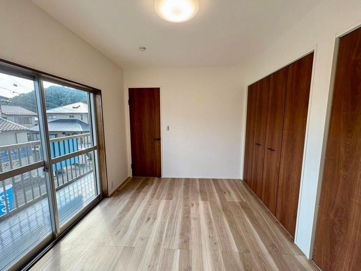 バルコニーからの陽光や風を感じられる洋室。