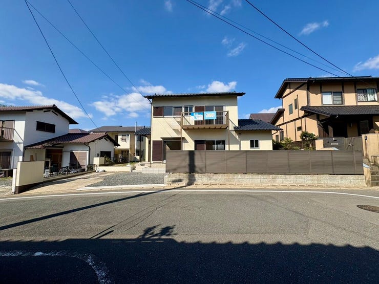 並列3台駐車可能。広い駐車スペースなので複数台所有のご家族や、来客用にも便利です。