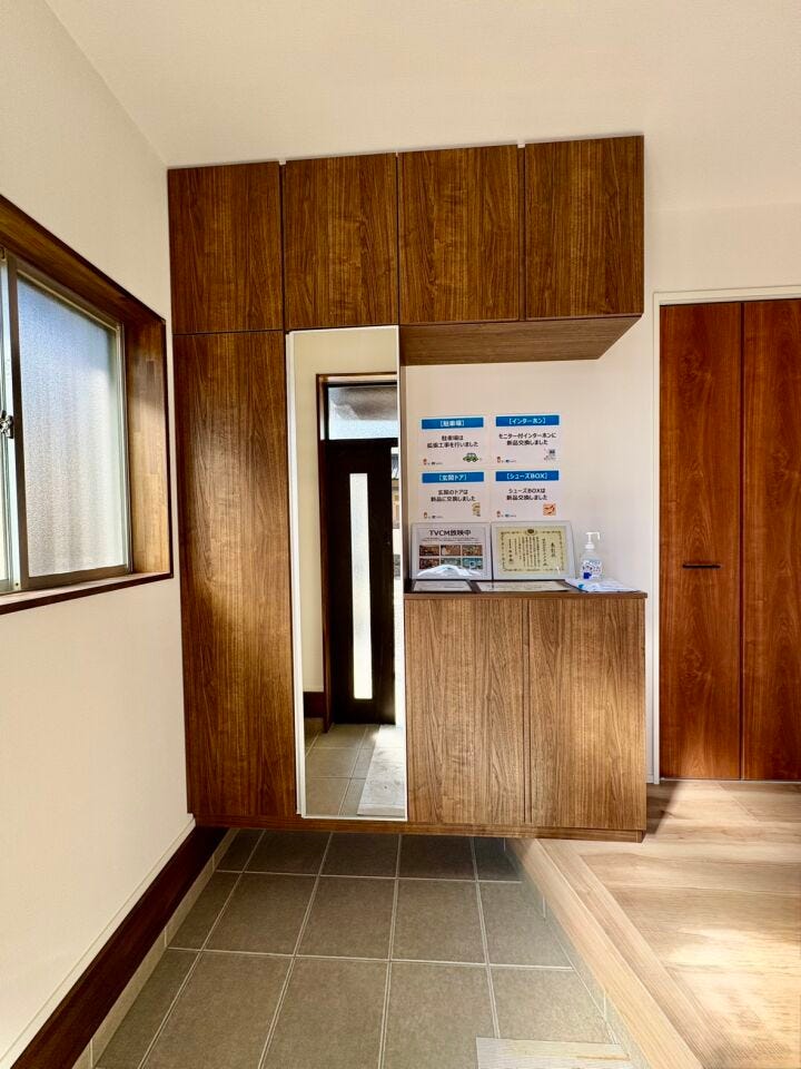 便利な鏡付きのシューズボックス!お出かけ前に全身チェック♪