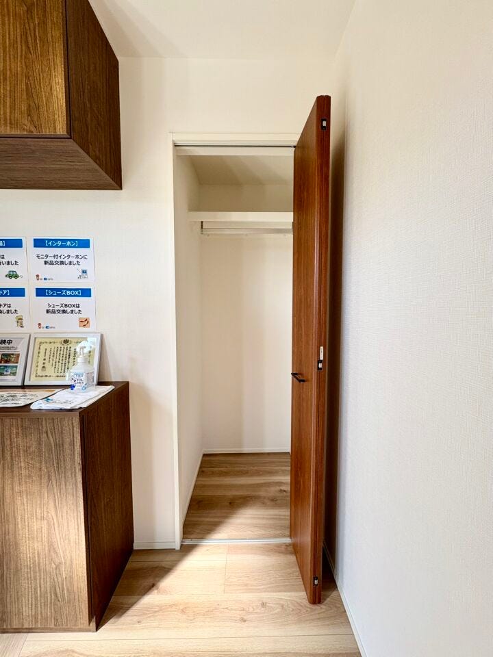 玄関横の収納スペースにはアウトドア用品の収納が可能です。ストック置きなど多様な使い勝手の良い収納です。