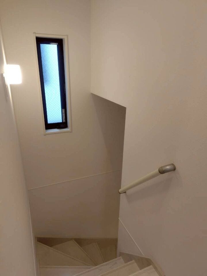 【階段】
手すりが付いているので安心です。