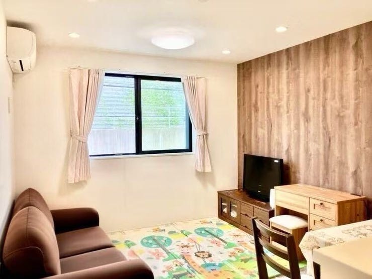 柔らかな色合いのフローリングと清潔感の溢れるクロスが明るい空間を創り出しているリビングダイニング。