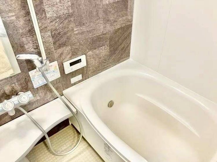 1日の疲れを癒すユニットバス・・・柔らかな曲線で構成された半身浴も楽しめるバスタブが心地よさをもたらします。