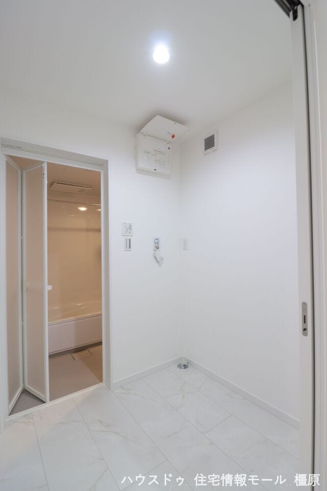 約2帖のランドリールームは脱衣所としても利用できます。ご家族が入浴中でも洗面が使えて便利です