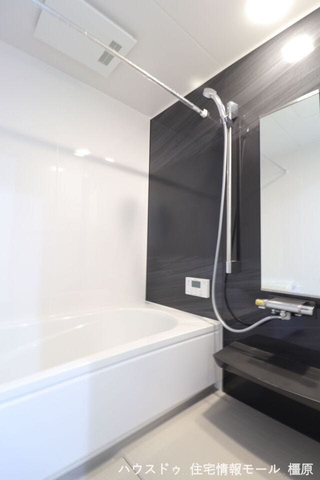 足を伸ばしておくつろぎいただける1坪サイズ。浴室暖房乾燥機・追い焚き機能を完備しております。