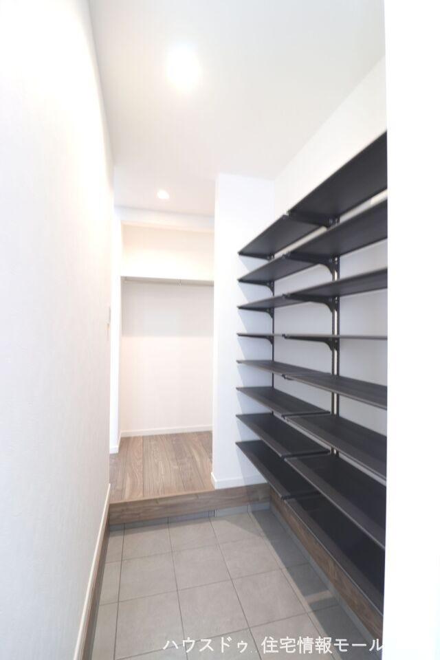 60足以上の靴が入る大きなスペース。ベビーカー等も余裕を持って置いていただけます。奥にはコート掛けも設置しました