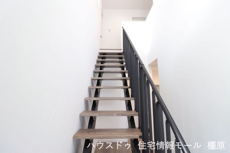 スケルトン階段と吹き抜けで解放感あふれる大空間を実現しました