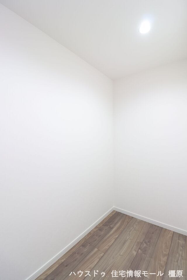 ウォークインクローゼットは洋服を掛けるだけでなく、物置などの大型収納としても活躍します。