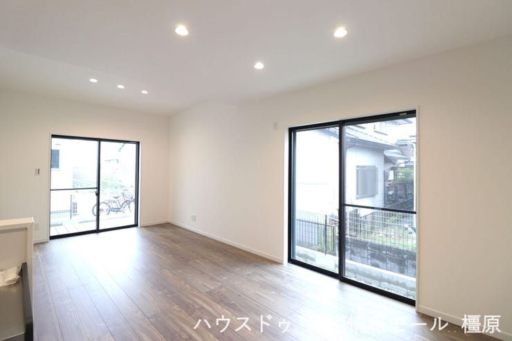 2面の窓から光と風が入ります