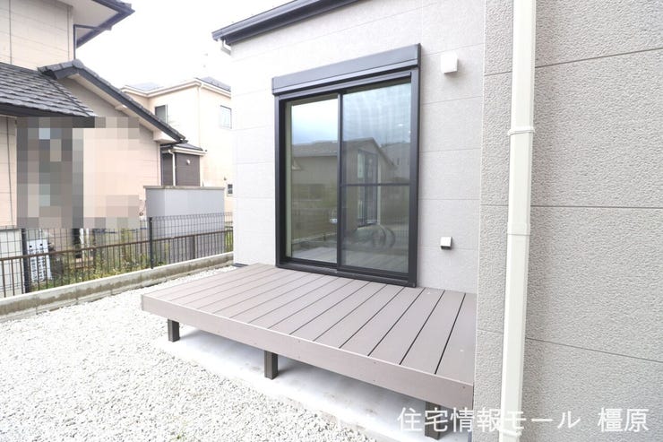 リビング前には樹脂製のウッドデッキを設置。