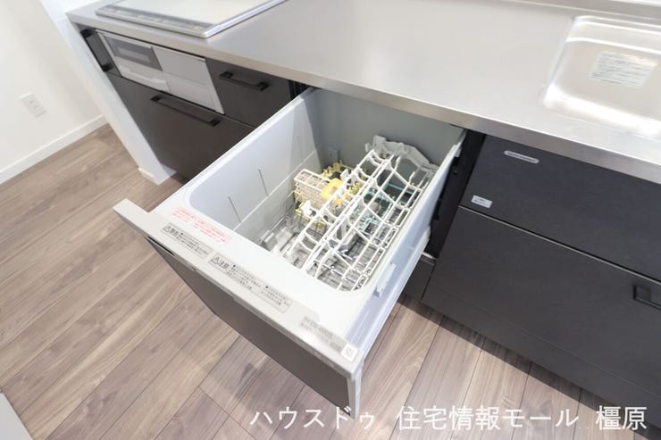 食器洗浄乾燥機を完備。高温のお湯と水圧で洗浄し、手洗いよりも清潔です。