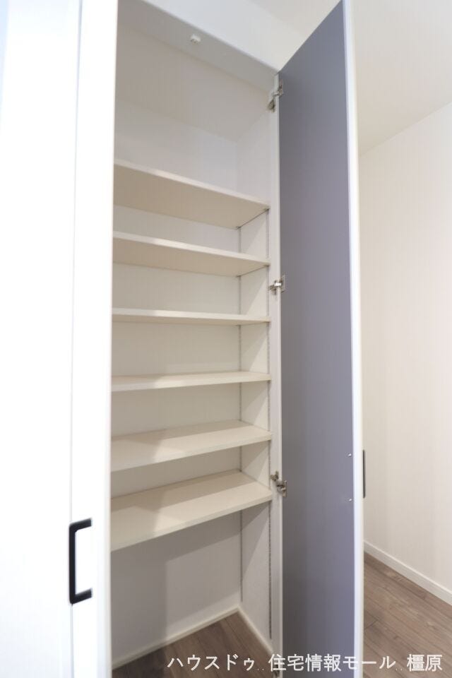 キッチンに大容量の収納をもうけました。食品や日用品のストック整理にご活用下さい。