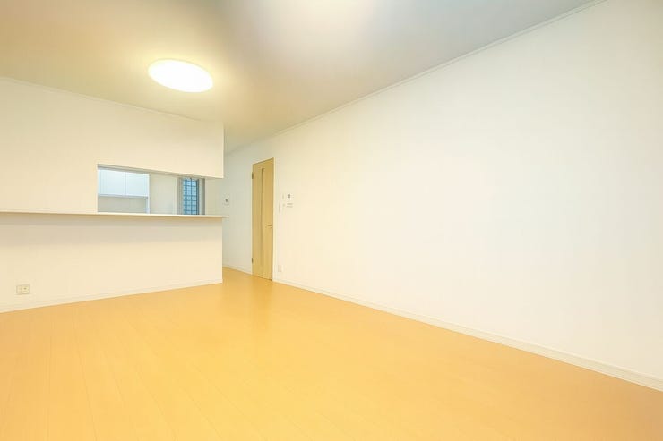 ダイニングセットもソファ、テレビ台も合わせておいてもゆとりのある空間です☆
※小物類を除去する修正をしております。