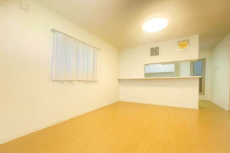 ダイニングセットもソファ、テレビ台も合わせておいてもゆとりのある空間です☆
※小物類を除去する修正をしております。