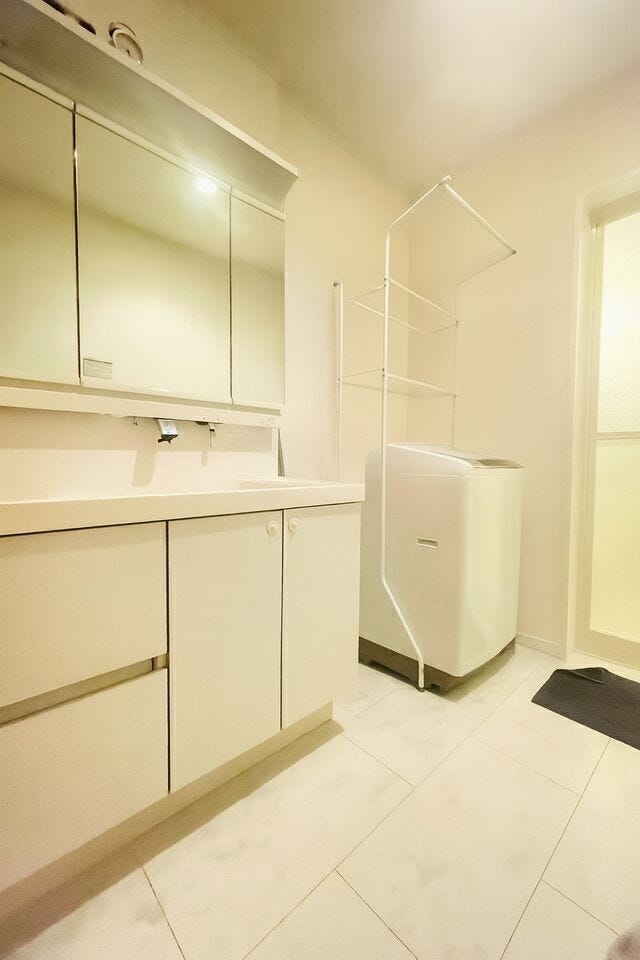 白を基調とした明るく清潔感のある洗面台♪
※小物類を除去する修正をしております。