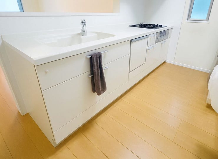 嬉しい食器洗浄乾燥機付きのカウンターキッチン♪
※小物類を除去する修正をしております。