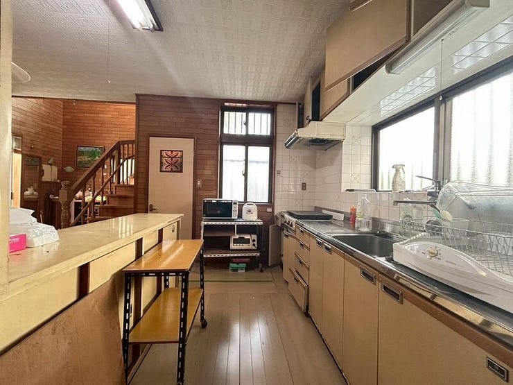 窓からの光が差し込む明るいキッチン