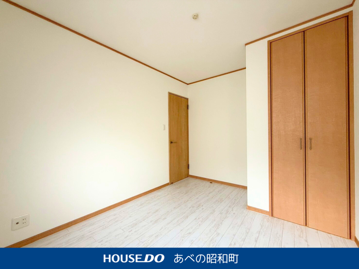 ベッドやデスク、収納家具などを配置しやすいシンプルな間取りです。
お部屋全体にゆとりがあり、自分好みのインテリアを楽しめます。