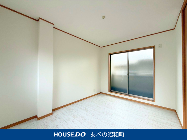 ベッドやソファを置いてもゆったり。
使いやすい形のお部屋なので、レイアウトの自由度も高め!
お気に入りの家具で自分らしい空間づくりができますね