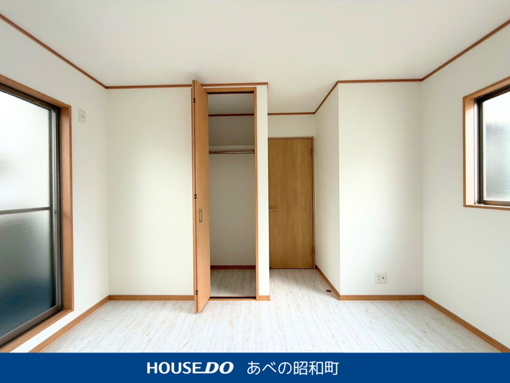 プライベート空間を確保しつつ収納もしっかり。
全居室にクローゼット完備で、お部屋をすっきり使えます。