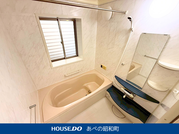 換気にも便利な窓あり。