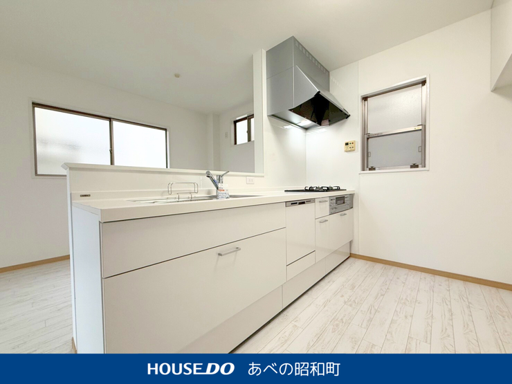 白を基調としたキッチンは、明るく清潔な印象で毎日のお料理も楽しくなります。