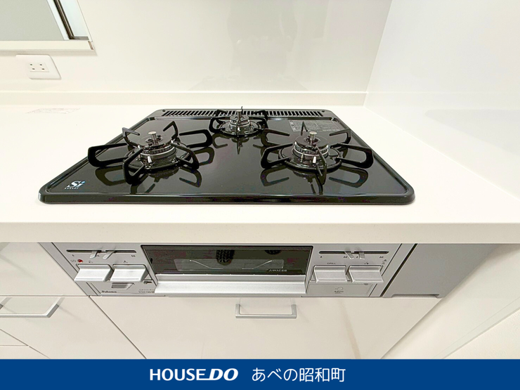 3口コンロで効率よく調理ができ、収納スペースもたっぷり!
手元にコンセントがあるのも便利でおすすめポイントです!