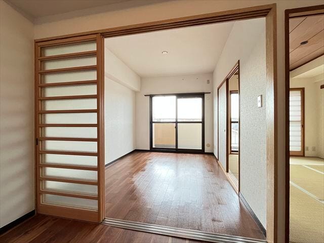 6帖洋室:リビングと繋がる洋室です。ガラス扉となっていますので、扉を閉めてもリビングまで光を届けてくれます♪
(2025年11月17日撮影)