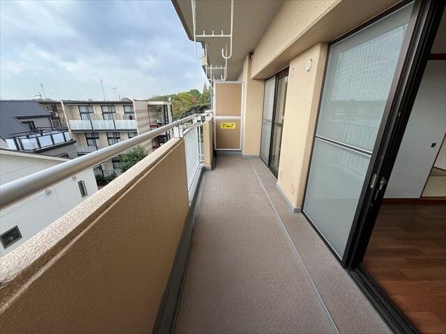 採光・通風に優れた南面バルコニー。
(2025年11月17日撮影)