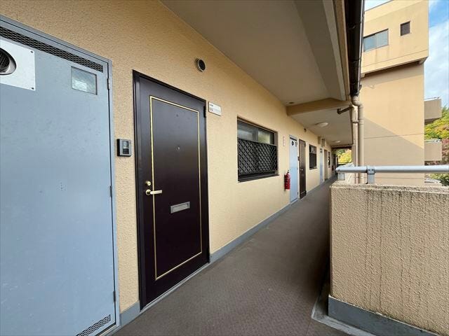 共用廊下部分の正面には階段があります。避難の際などは階段が近くにあり便利です。
(2025年11月17日撮影)